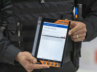 queretaro_police_officer_with_tablet.jpg