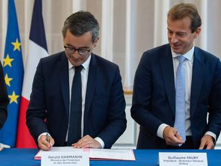 Mr. Gérald Darmanin, Minister of the Interior and Mr. Guillaume Faury (CEO of Airbus)  signing the RRF contract.