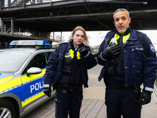 Police discussing a topic and communicating with Agnet