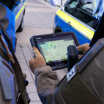 Swat officers using Agnet Tacteam on a tablet