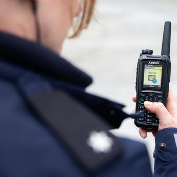 public_safety_worker_holding_a_tetra_device.jpg