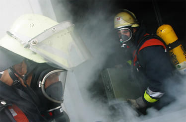 Two smokediving firefighters