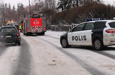 vehicles_at_the_scene_of_an_accident_in_finnish_winter.jpg