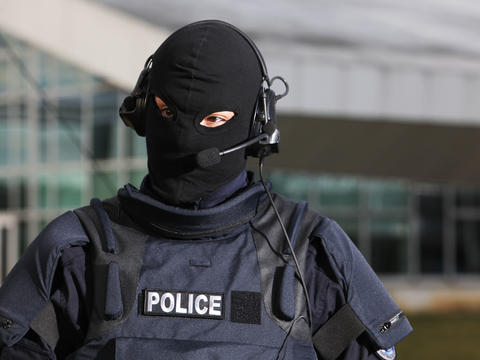 Swat officer wearing accessories connected to a TPH900 Tetrapol terminal