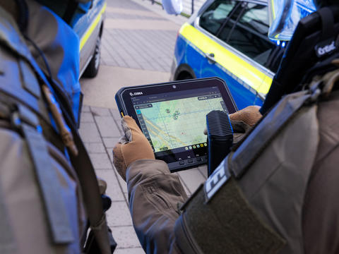 Swat officers using Agnet Tacteam on a tablet