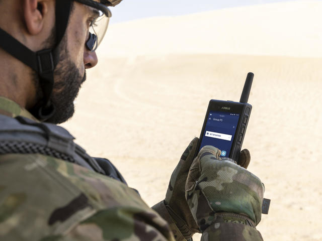 tactilon dabat - defence force - man using an airbus device in the desert