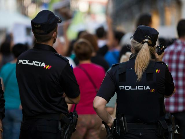policia_spain_police_one-man_one-woman-with-crowd