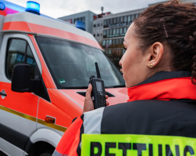 Paramedic talking to a TPH900 Tetrapol terminal