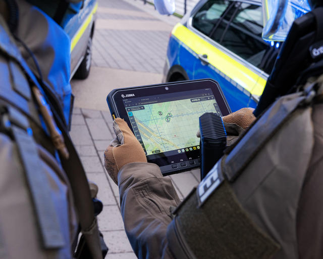 Swat officers using Agnet Tacteam on a tablet Swat officers using Agnet Tacteam on a tablet