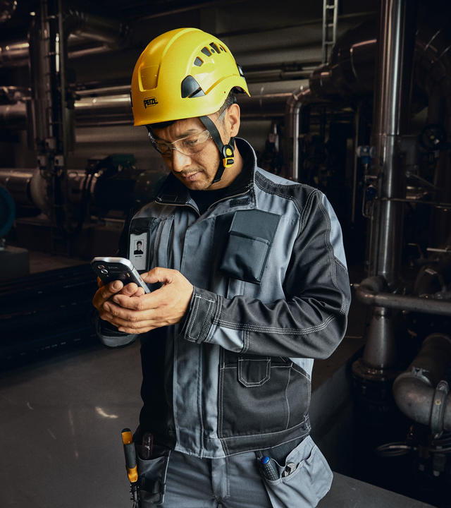 Industry worker using Agnet