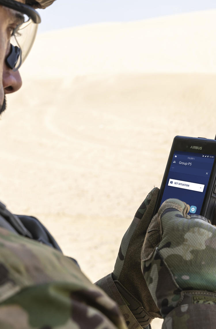 tactilon dabat - defence force - man using an airbus device in the desert