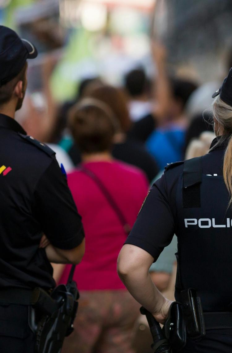 policia_spain_police_one-man_one-woman-with-crowd policia_spain_police_one-man_one-woman-with-crowd