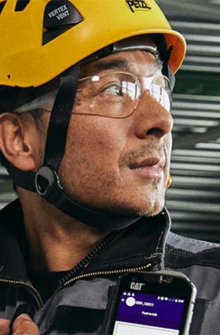 Industry worker uses external PTT with smartphone and Agnet Industry worker uses external PTT with smartphone and Agnet