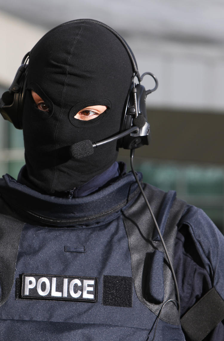 Swat officer wearing accessories connected to a TPH900 Tetrapol terminal