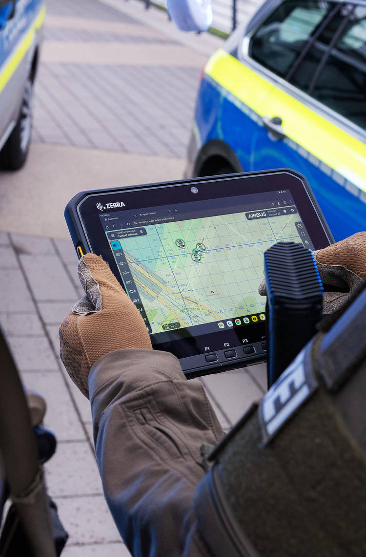 Swat officers using Agnet Tacteam on a tablet Swat officers using Agnet Tacteam on a tablet