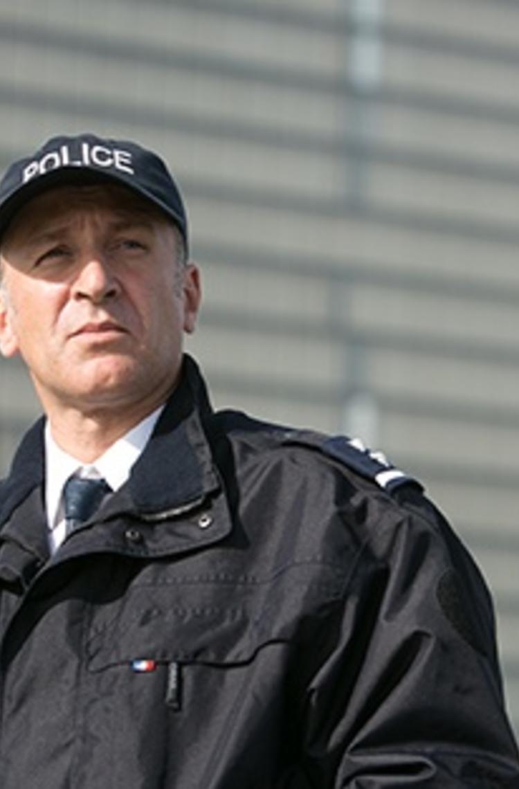 Policeman holding TPH900 Tetrapol radio