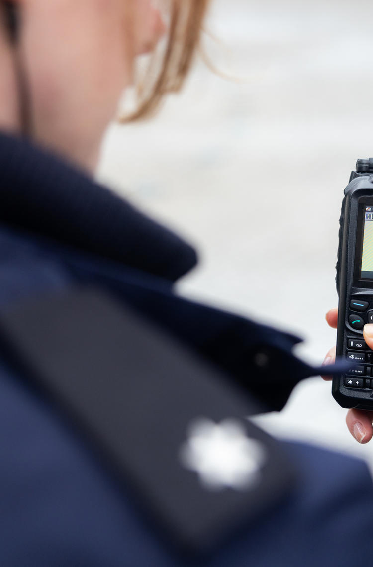 public_safety_worker_holding_a_tetra_device.jpg public_safety_worker_holding_a_tetra_device.jpg