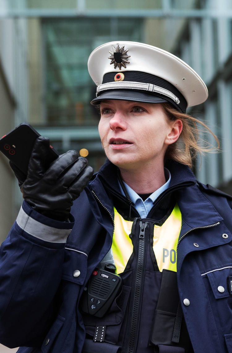 Police officer using Agnet on a Samsung galaxy xcover 6 Police officer using Agnet on a Samsung galaxy xcover 6