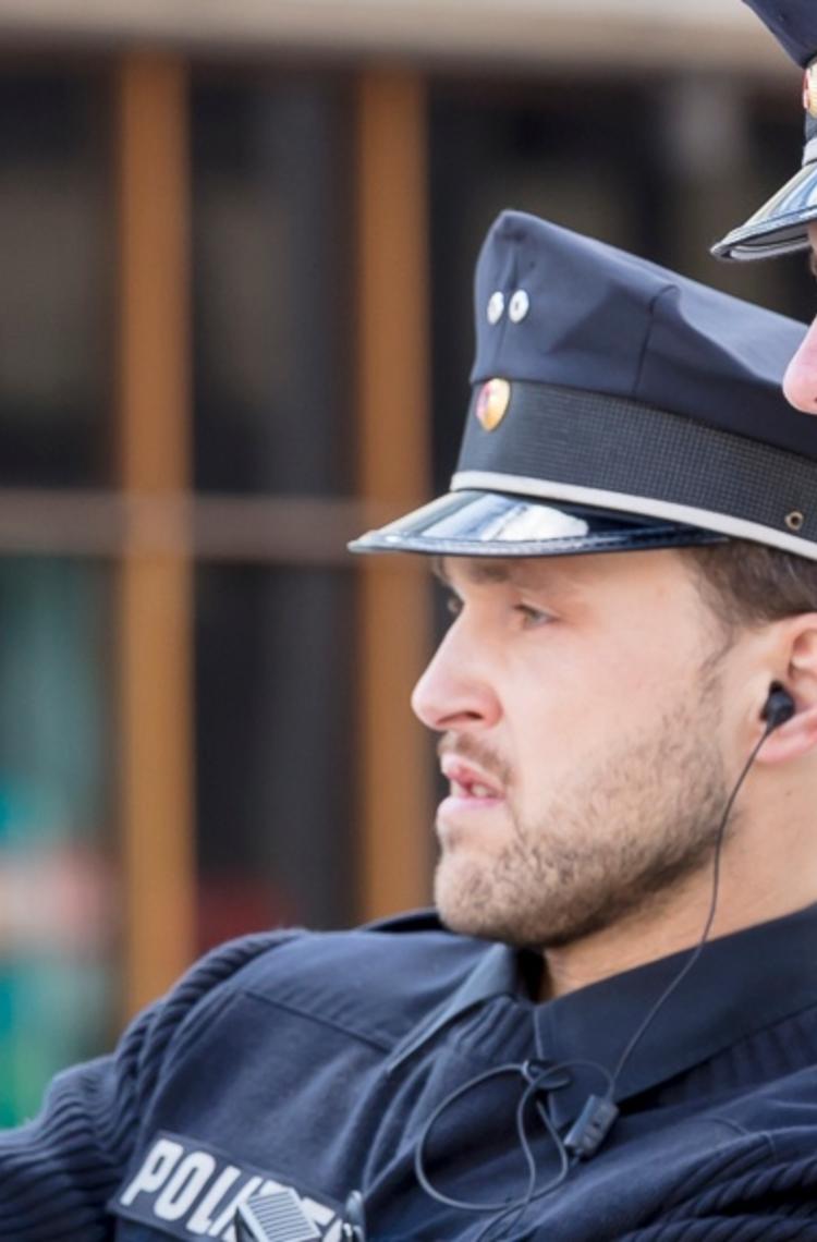 Police officers using Tactilon Dabat
