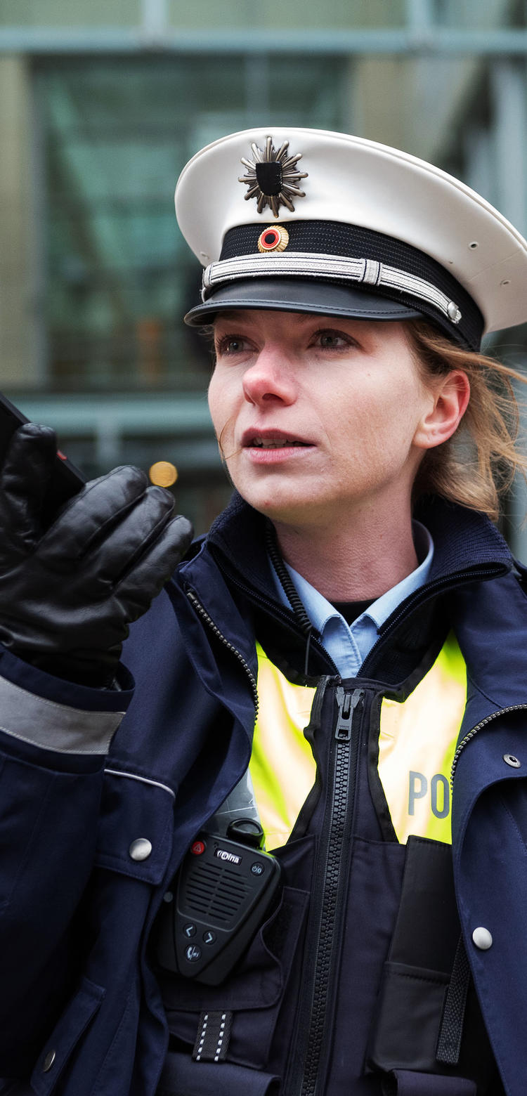 Police officer using Agnet on a Samsung galaxy xcover 6