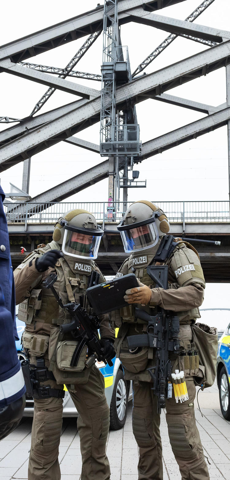 Swat team and police cordinating a mission using Agnet on a Zebra tablet Swat team and police cordinating a mission using Agnet on a Zebra tablet