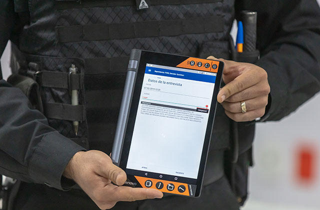 queretaro_police_officer_with_tablet.jpg