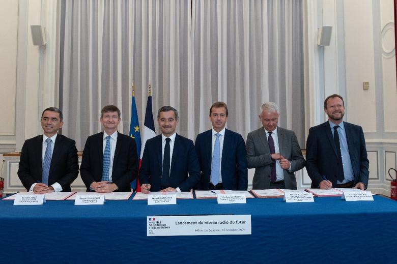 The official signing photo with Mr. Gérald Darmanin, Minister of the Interior, Mr. Guillaume Faury (CEO of Airbus), Mr. William Rozé (GM of Capgemini Engineering), Mr. Benoit Torloting (GM of Bouygues Telecom), Mr. Gervais Pellissier (Associate GM of Oran