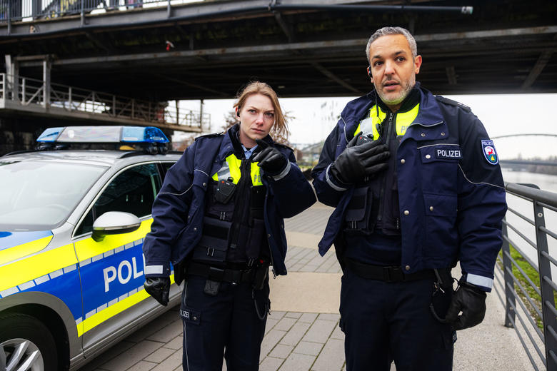 Police discussing a topic and communicating with Agnet